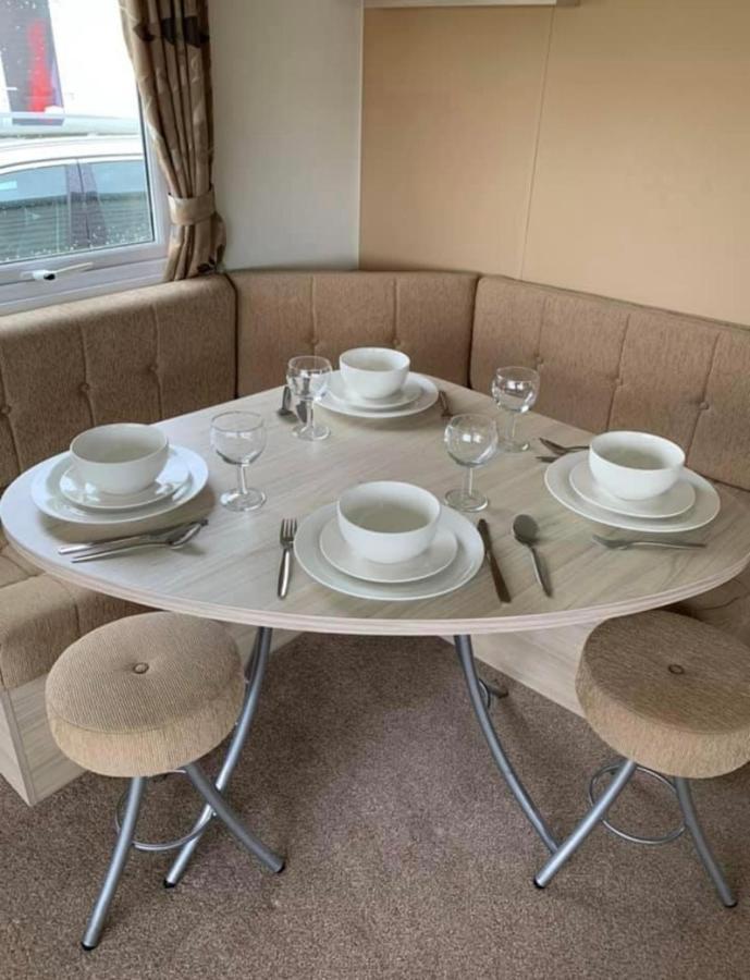 Home From Home Caravan Hire Havens Thorpe Park คลีทอร์ปส์ ภายนอก รูปภาพ