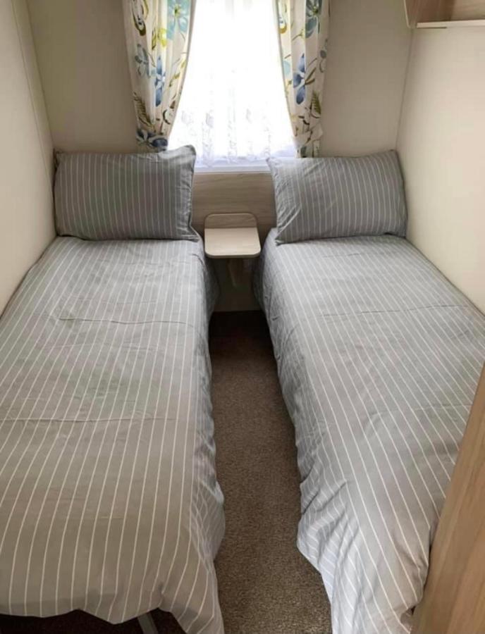 Home From Home Caravan Hire Havens Thorpe Park คลีทอร์ปส์ ภายนอก รูปภาพ