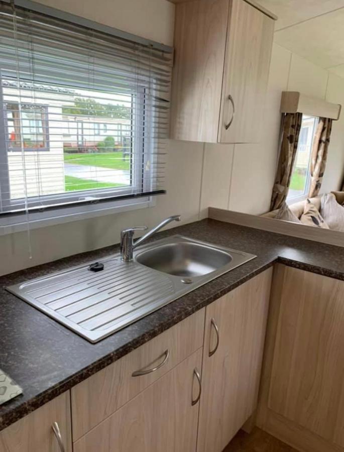 Home From Home Caravan Hire Havens Thorpe Park คลีทอร์ปส์ ภายนอก รูปภาพ
